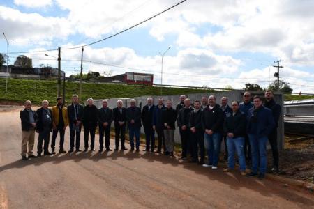 Município recebe galerias para reconstrução de ponte